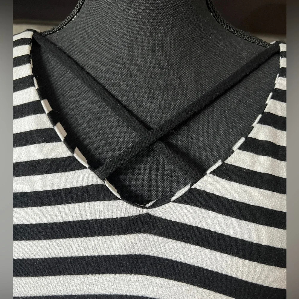 Chico's Size 1 black/white striped swing long sleeve shirt - Picture 3 of 8